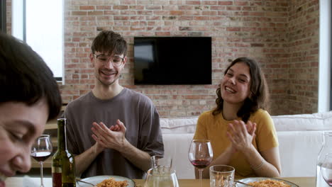 Menschen-Essen-Zu-Mittag-Und-Feiern-Gemeinsam