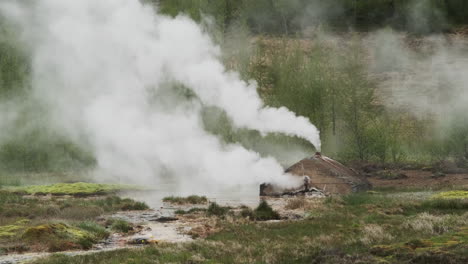 Geothermische-Aktivität,-Heißer-Dampf-Bricht-Aus-Dem-Boden-Aus