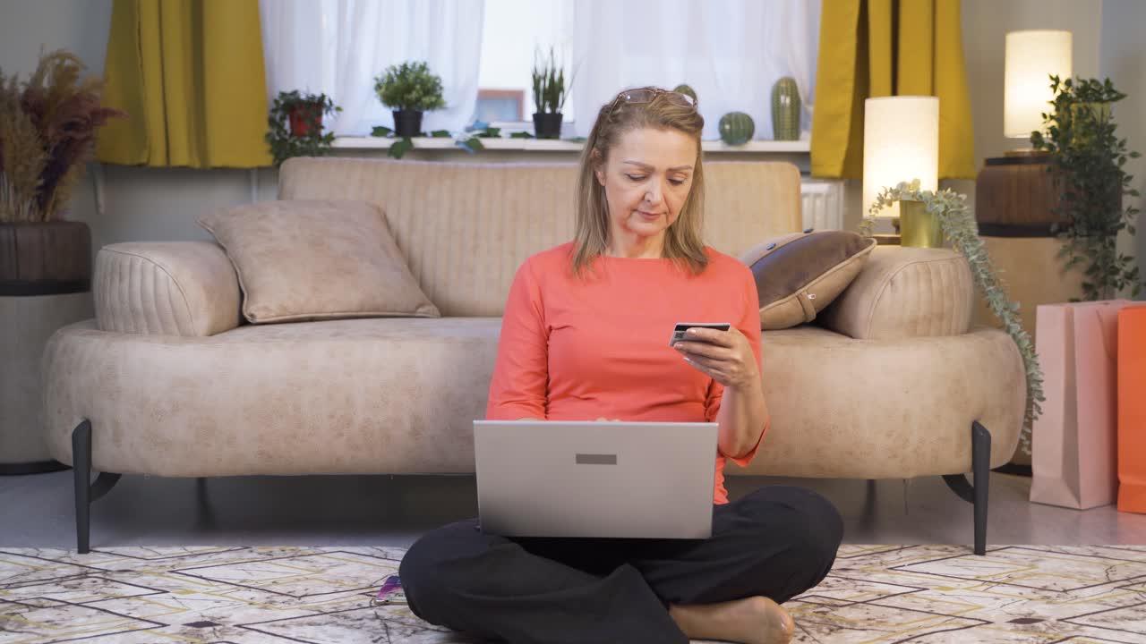mujer comprando desde una computadora portátil.