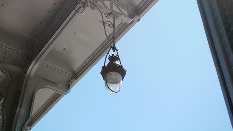 Lámpara-Vintage-Colgada-En-El-Techo-Del-Puente-Bir-hakeim,-Anteriormente-El-Puente-De-Passy,-En-París,-Francia-Durante-El-Día