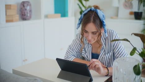 mujer comprando en línea en la tableta en casa