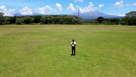 Un-Piloto-De-Drones-Con-El-Monte-Kilimanjaro-En-El-Fondo--África-Rural