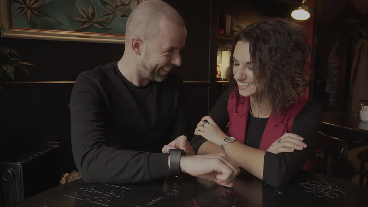 Coppia che conversa al bar