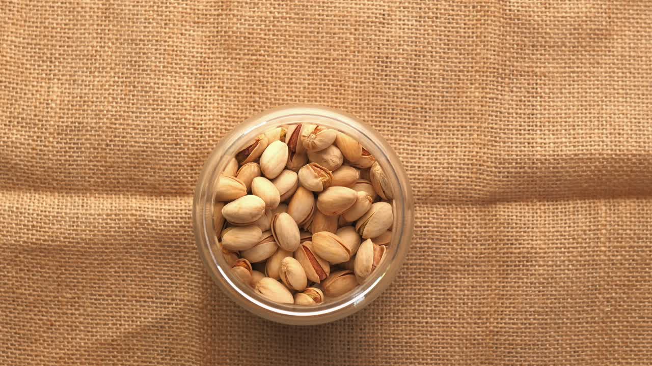 los pistachos se vierte de un frasco de vidrio