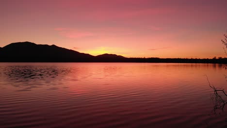 Staffelsee-In-Deutschland-Bayern-Aufgenommen-In-Der-Nachmittäglichen-Dämmerung-Beim-Fliegen-über-Den-See-Mit-Einer-Dji-drohne-In-4k-Mit-Nd-filtern