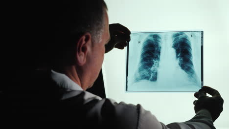 el médico examina la radiografía de los pulmones