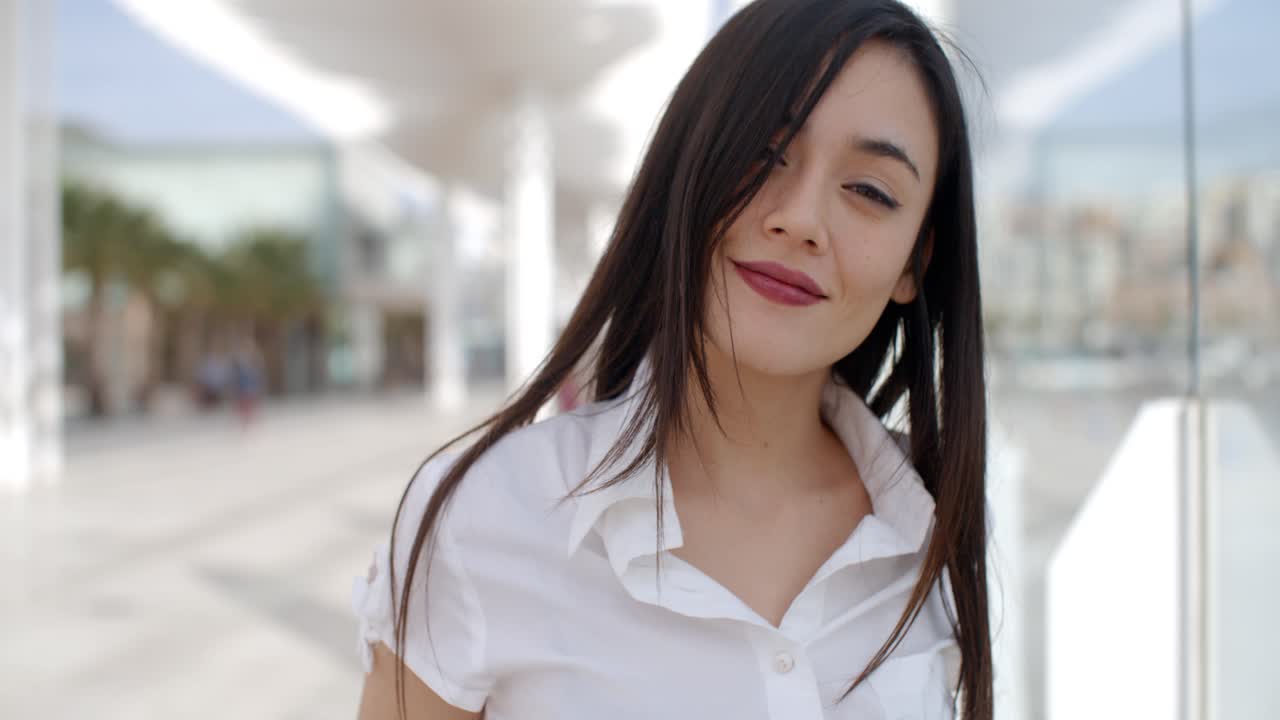 Bella giovane donna con un top estivo bianco