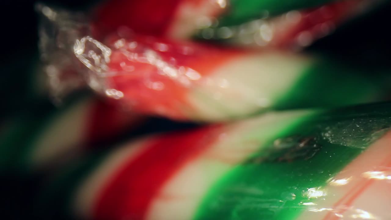 gran vista macro de un mini bastón de caramelo rojo, blanco y verde envuelto