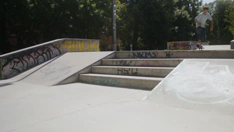 um rapaz caucasiano a fazer um truque no parque de skate.