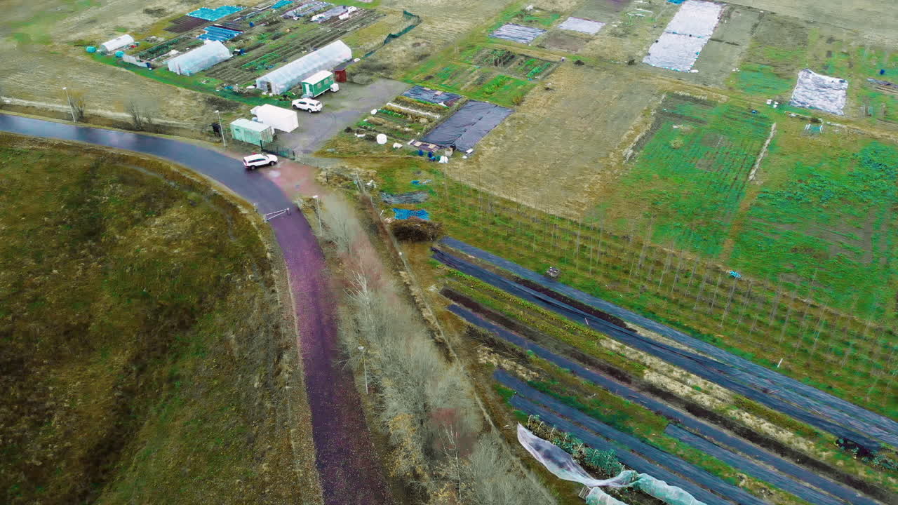 온실과 들판이 있는 스웨덴 농장 지역의 공중 전망