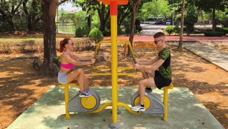 una pareja trabajando en un parque.