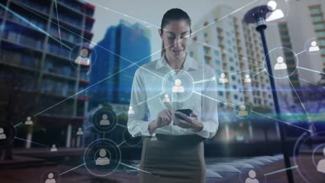 animación de la red de conexiones a través de una mujer de negocios que usa un teléfono inteligente en la ciudad