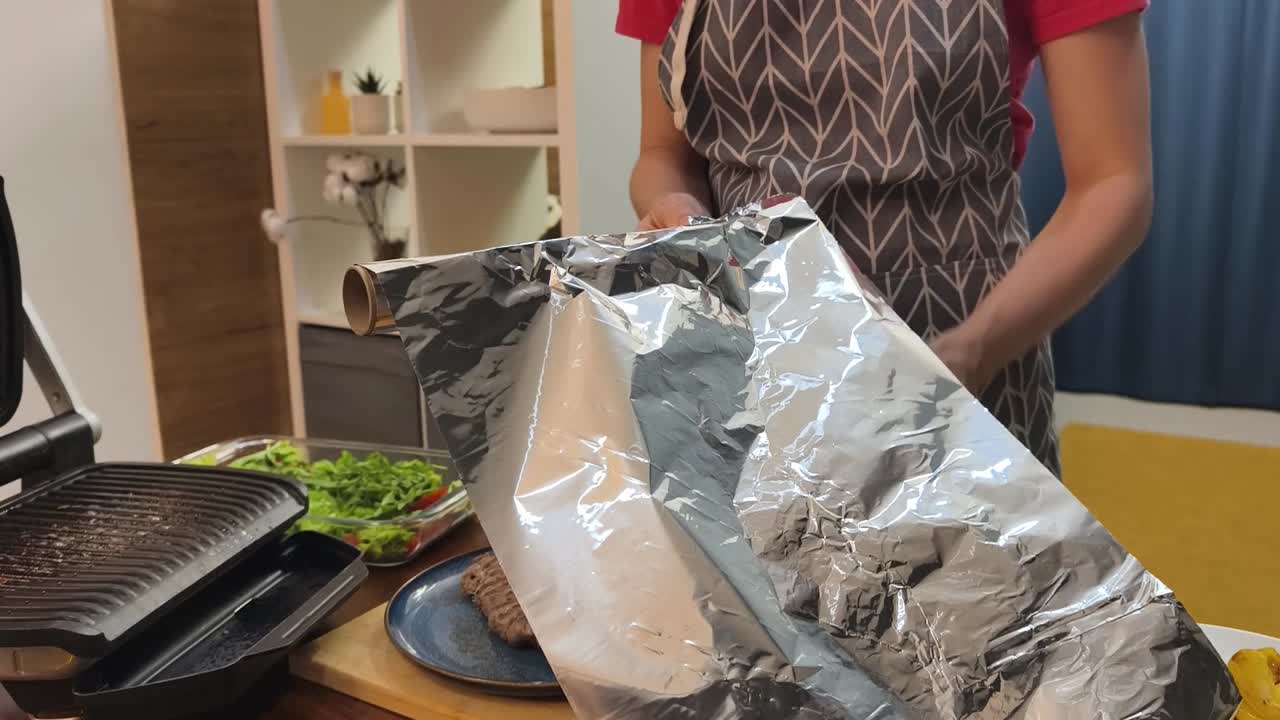 Cooking steak with aluminum foil