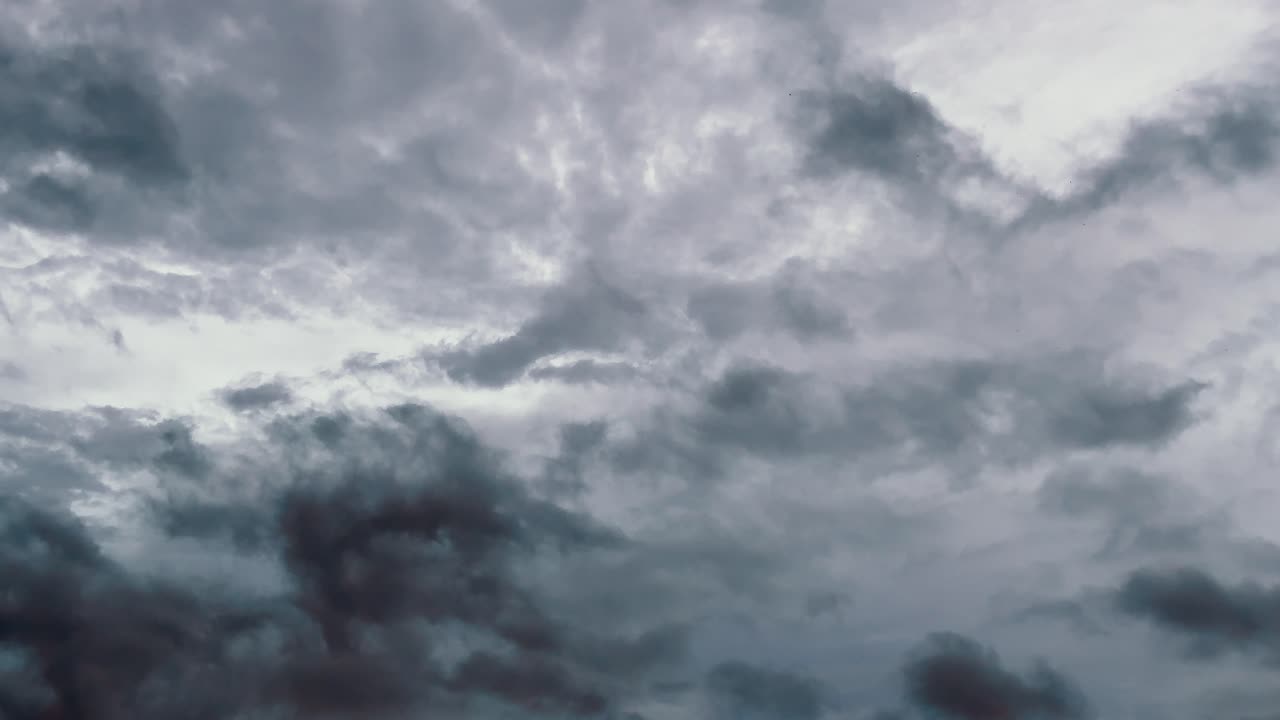 lapso de tiempo de cielo oscuro tormentoso con nubes que se mueven rápidamente