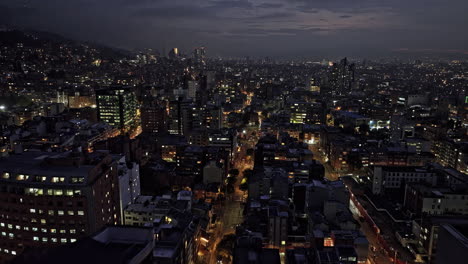 Bogotá-Colombia-Vuelo-Aéreo-V25-Drone-Chapinero-A-Lo-Largo-De-La-Concurrida-Vía-Carrera-7-A-Través-De-La-Ladera-Bosque-Calderón-Hacia-El-Centro-Capturando-El-Paisaje-Urbano-Nocturno---Filmado-Con-Mavic-3-Cine---Noviembre-De-2022