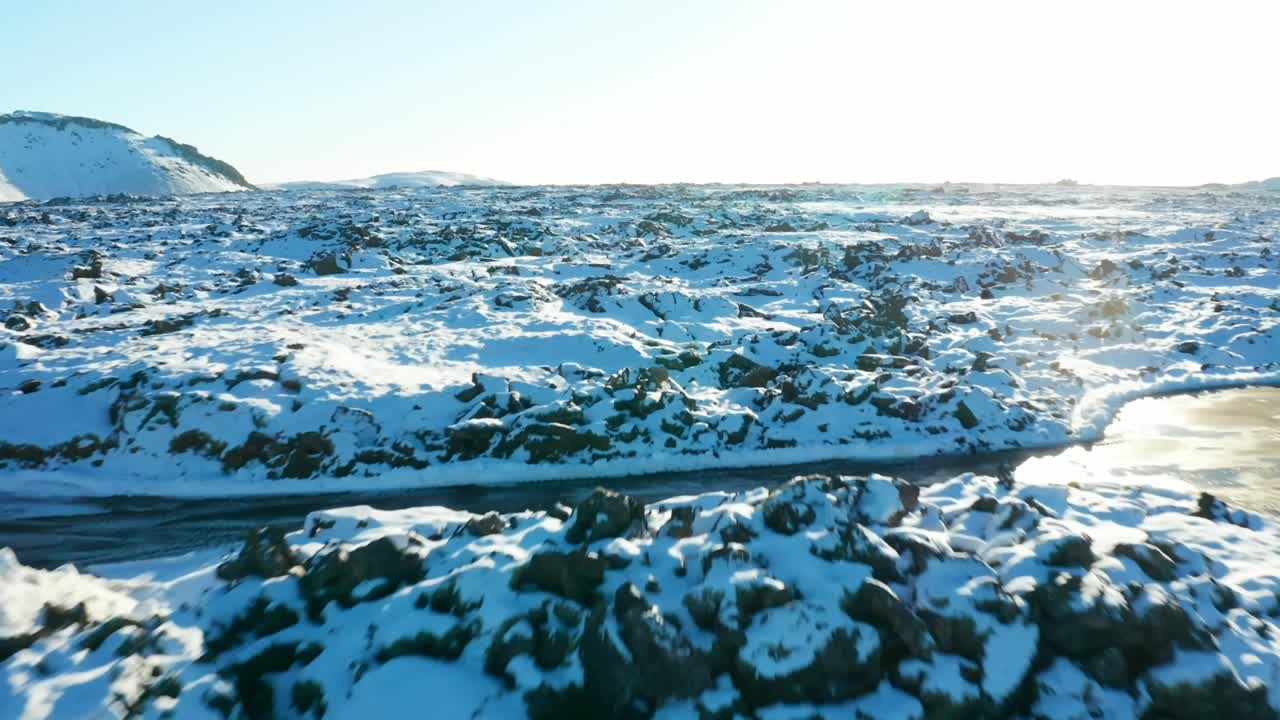 4K drone, luftfoto, filmatisk fugleperspektiv av islandsk snødekt landskap og fjell