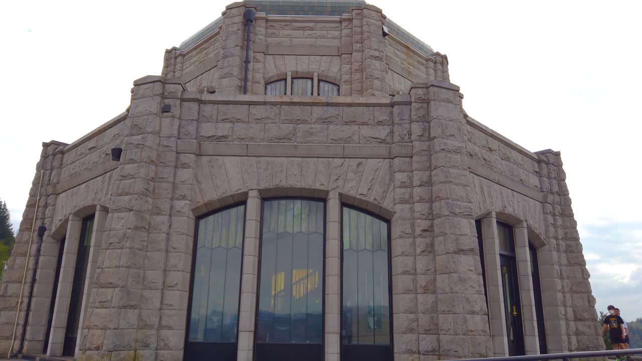 대부분 흐린 하늘이 있는 유서 깊은 컬럼비아 강 고속도로의 비스타 하우스 주변을 시계 반대 방향으로 돌고 있는 4k의 타이트한 샷