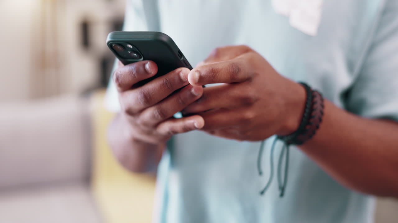 telefono, casa e mani di uomo digitando per online