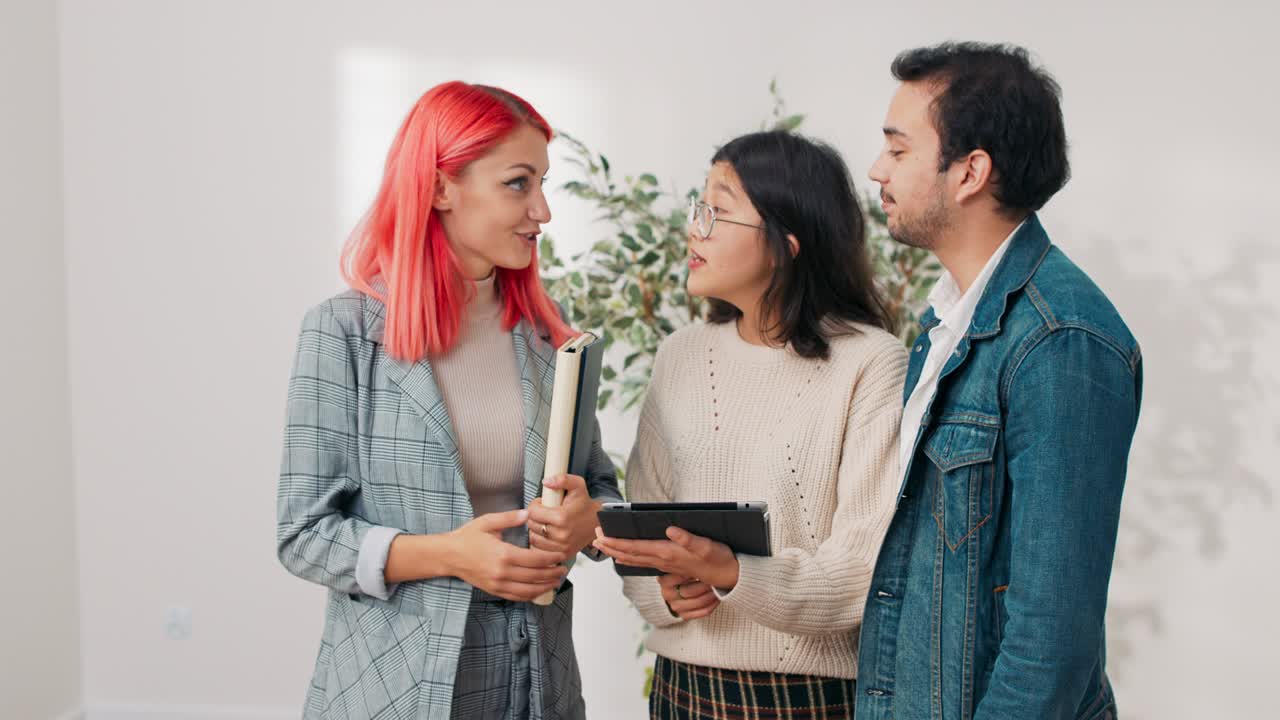 inspección con agente de bienes raíces de nuevo apartamento en el centro de la ciudad pareja decide comprar alquiler apartamento juntos se aconsejaron por experto navegar a través de diseños de casas en la tableta mirar la habitación recientemente renovada