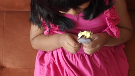 niño comiendo helado