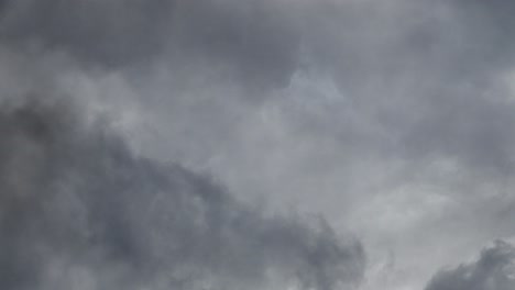 ormy en las nubes grises oscuras y el tiempo lluvioso