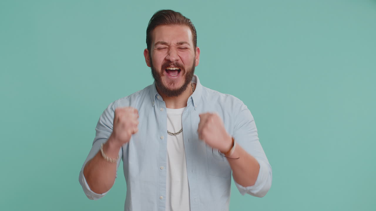 feliz hombre libanés celebrando el éxito ganar, cumpleaños, lotería objetivo premio mayor logros, buenas noticias