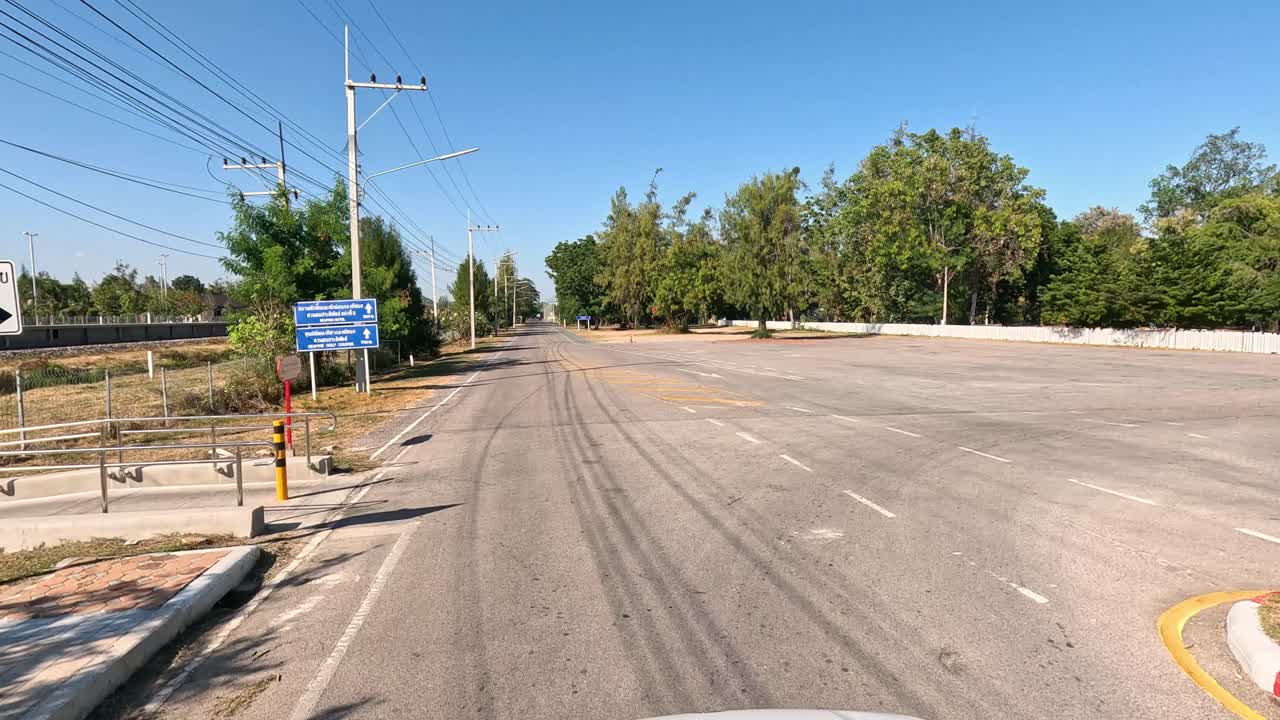 조용한 주차장이 비는 거리 풍경이 됩니다.