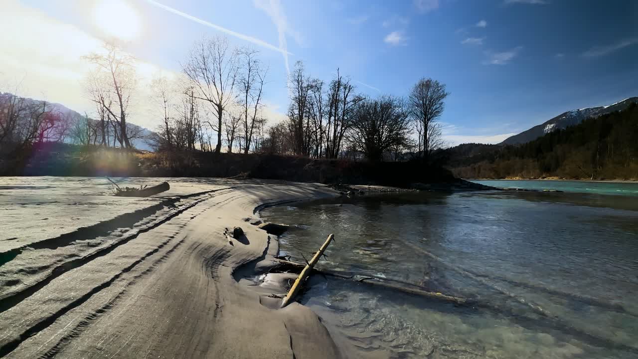 Rallentatore - Tracce di piena nella sabbia sul verde fiume Inn in Tirolo.