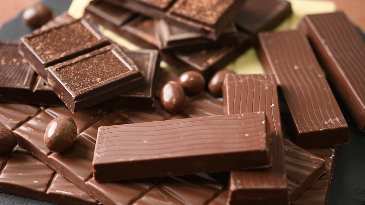 Aneka Batangan Cokelat Hitam dan Susu serta Permen