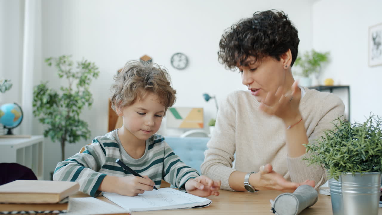 madre ayudando al niño con los deberes