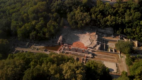 Vista-Aérea-Del-Anfiteatro-En-Butrint,-Albania-Dentro-Del-Bosque