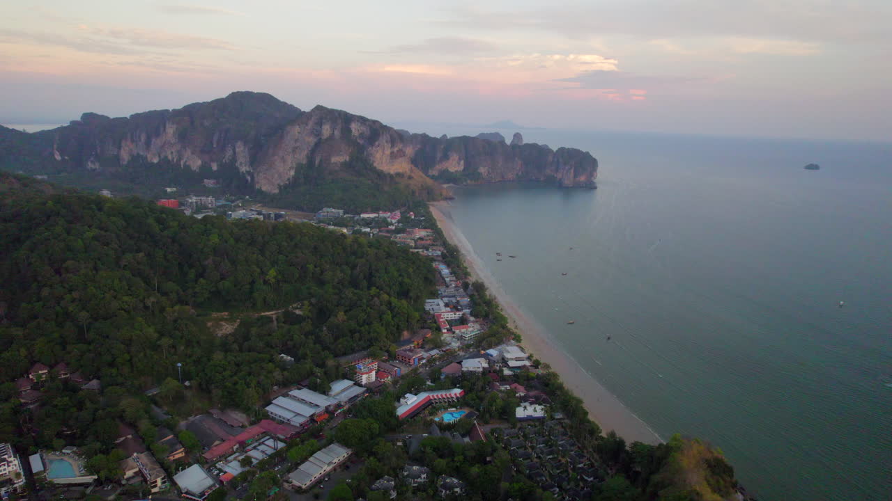 la costa tropical de railay al atardecer, tailandia. vista aérea