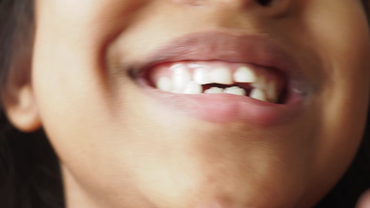 primer plano de una joven sonriente