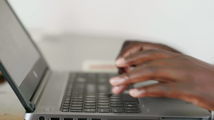 Femme africaine travaillant sur un ordinateur portable - gros plan.