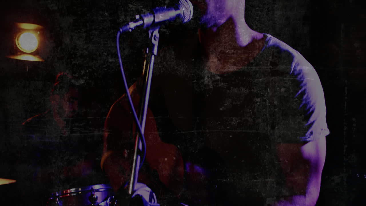 Membri della band che si esibiscono sul palco di un club, con note musicali animate e grafiche a forma d'onda