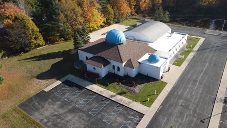 Abgewinkelte-Antenne-In-Standbild-Mit-Mavic-In-Einer-Orthodoxen-Kirche