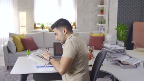 estudiante universitario y obtiene calificaciones.