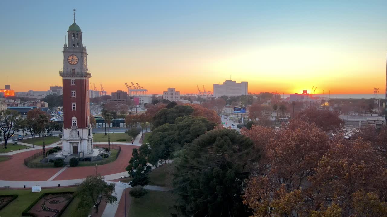 dolly aéreo sobre buenos aires argentina plaza san martin hermoso amanecer