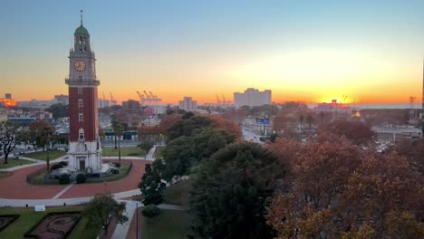 Aerial-Dolly-über-Buenos-Aires-Argentinien-San-Martin-Square-Schöner-Sonnenaufgang