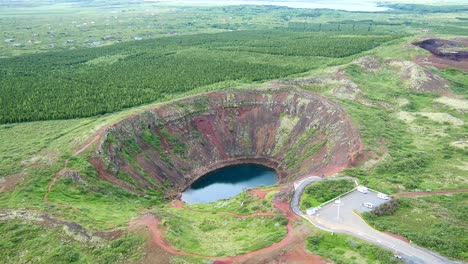 vista aérea alrededor del cráter del volcán kerið en islandia