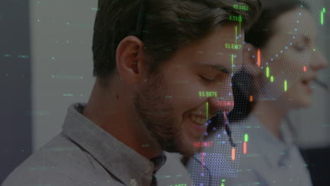 animación del procesamiento de datos financieros sobre diversas personas de negocios con auriculares
