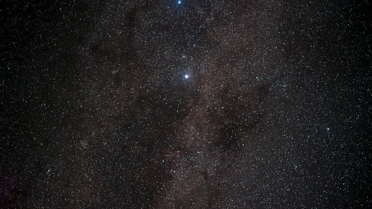 time-lapse astrale, che mostra le stelle che si muovono nel cielo notturno