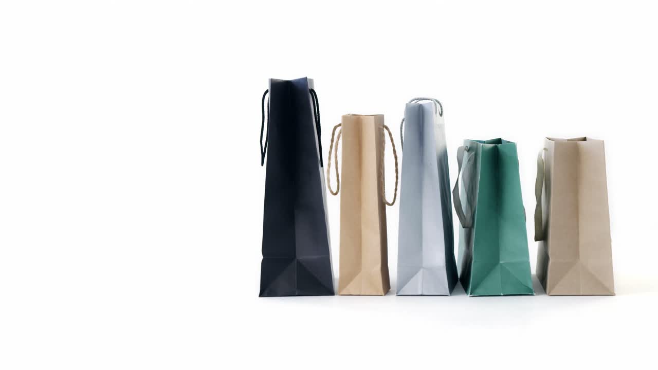 bolsas de compras multicolores sobre un fondo blanco