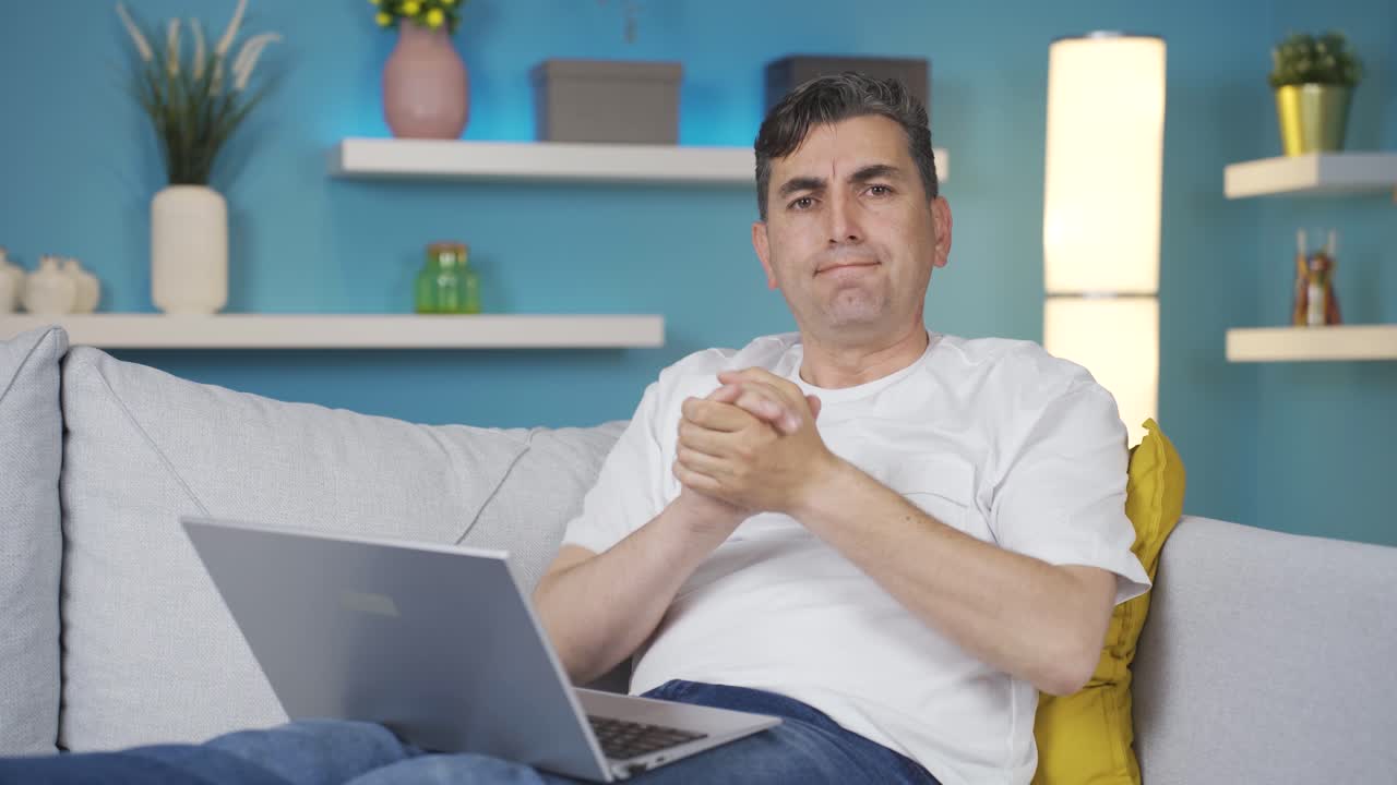 el hombre con una postura relajada dice que tendrá éxito. empresario exitoso.