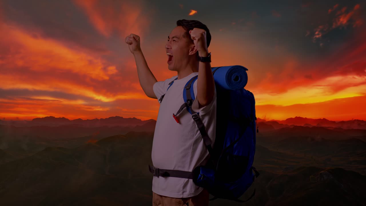 un caminante feliz al amanecer