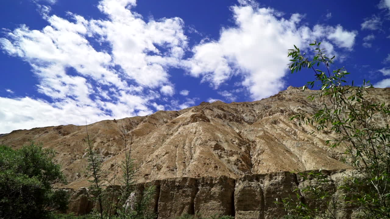 brillante día soleado mientras se muestra con la cámara, punto de vista tomado como mirando alrededor en las montañas