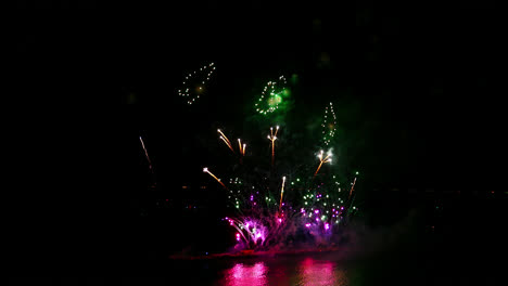 hermosa celebración abstracto colorido espectáculo de fuegos artificiales en el fondo de la noche