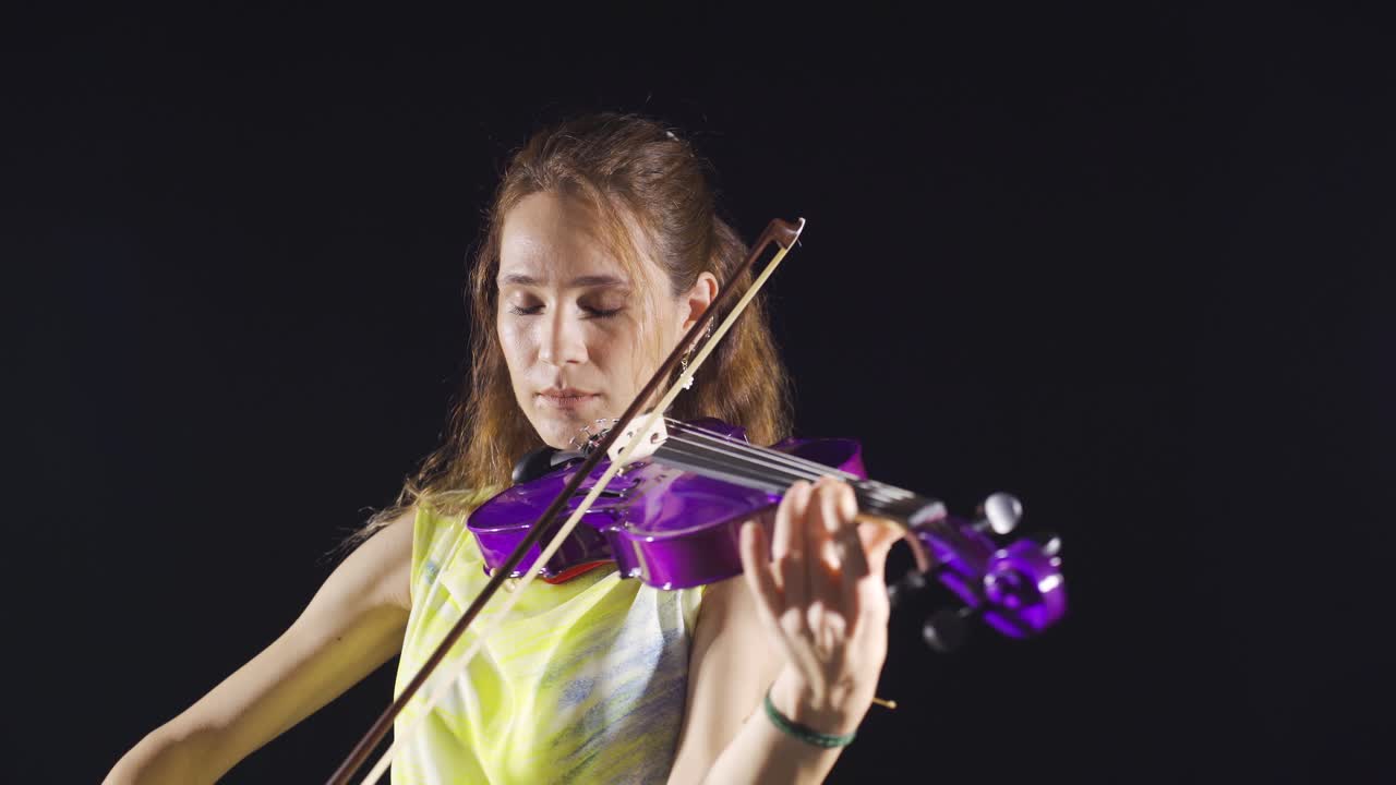 검은 바탕에 바이올린을 연주하는 여자.