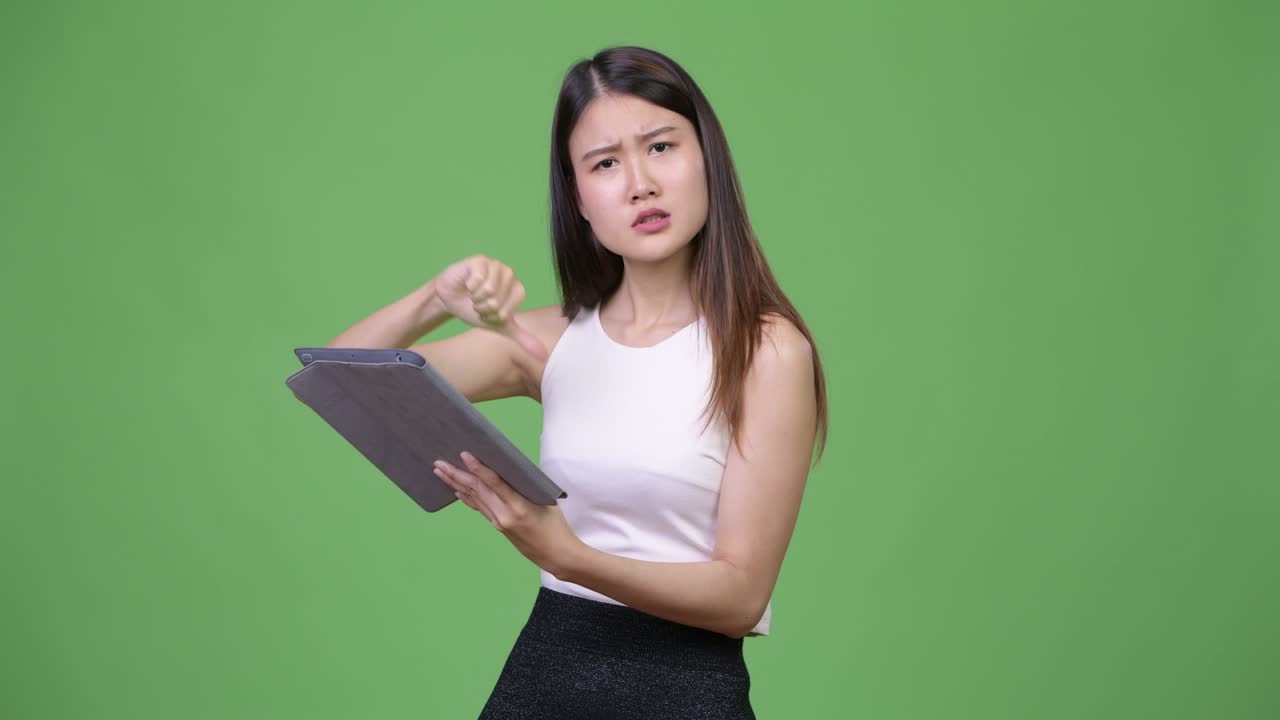 디지털 태블릿을 사용하는 젊은 아름다운 아시아 사업가