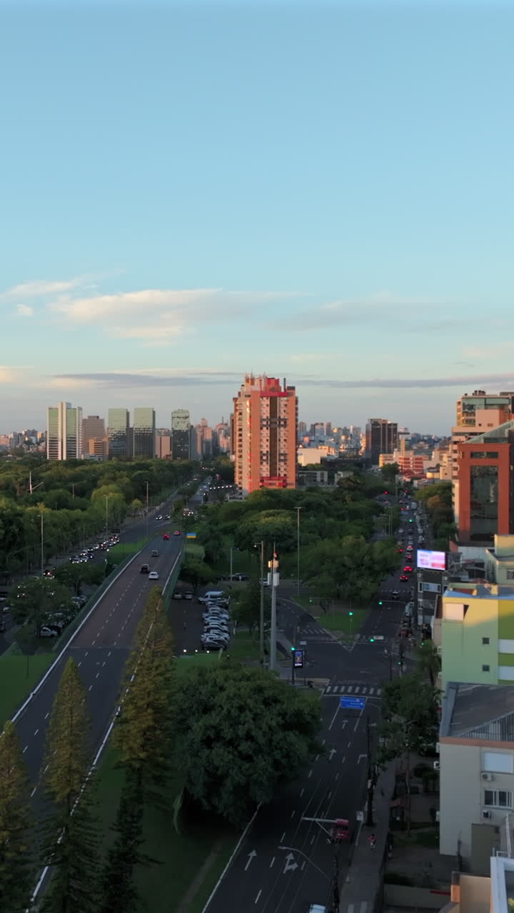 Ascesa verticale su Porto Alegre che mostra Viale Borges de Medeiros e Viale Praia de Belas con lo skyline al tramonto.